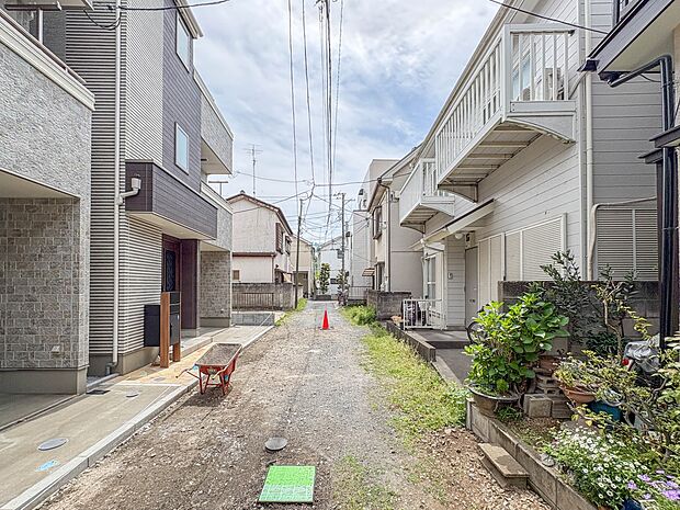 【前面道路】家の前をまっすぐの通りが走っている。クルマは少なく、人々は毎朝、ウォーキング、ジョギング、犬の散歩など、フリーな朝時間を過ごしている。