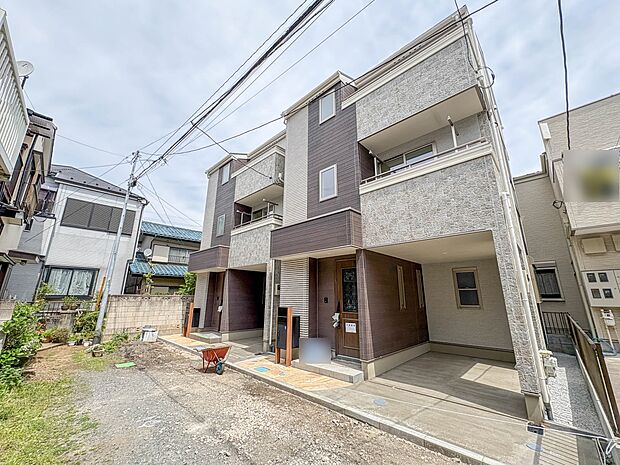 【外観】家族の温かさと陽光の暖かさ、楽しい毎日と明るい未来を予感させる「空間が織り成すひとつ先の住み心地」を演出します。