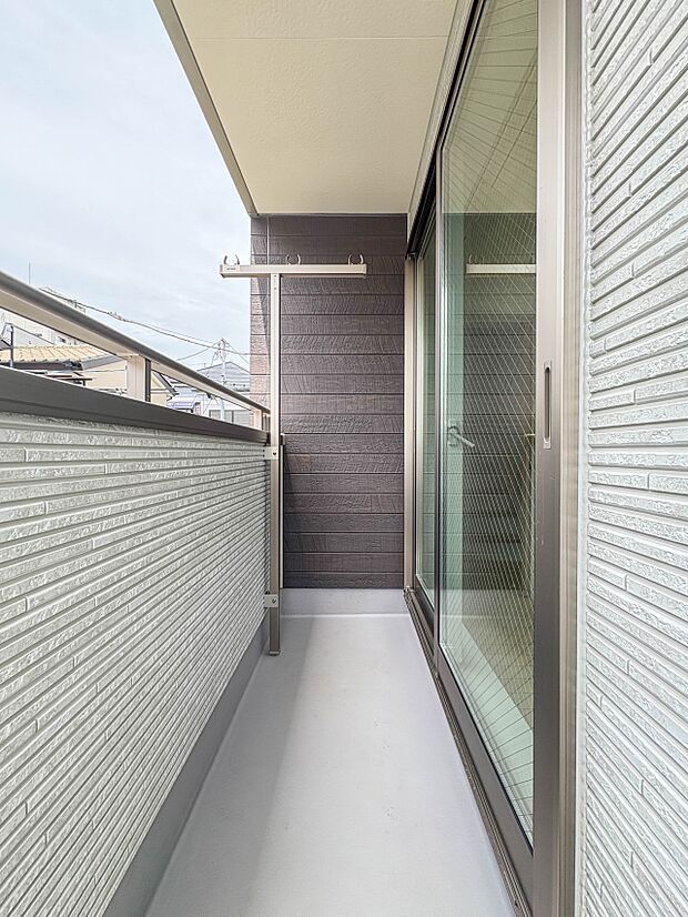【バルコニー】 バルコニーから差し込む陽光・通風は、住環境・快適性と共に有り続ける貴重な「財産」です。