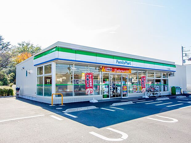 コンビニ 550m ファミリーマートさいたま堀崎町店(ファミリーマートさいたま堀崎町店(ファミリーマートの強さは、少量のお惣菜を売るファミデリカとドラッグストアと組んだコラボ。サラダを中心に…