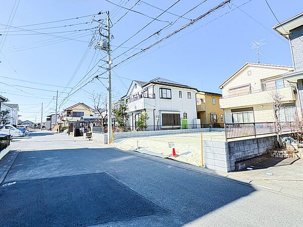 【前面道路-幅員約6ｍ-】家の前をまっすぐの通りが走っている。クルマは少なく、人々は毎朝、ウォーキング、ジョギング、犬の散歩など、フリーな朝時間を過ごしている。