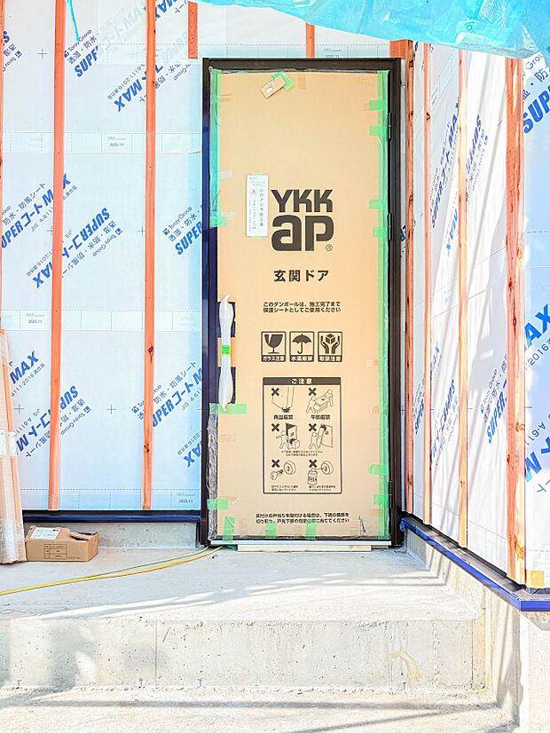 【玄関】玄関はおうちの顔と言われます。玄関アプローチは、外観デザインの印象を左右します。ご家族の個性を出しながら、素敵な玄関でお客様をお迎えしてください。