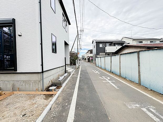 【前面道路】車の通行が少ないので、静かな住環境を維持することができます。