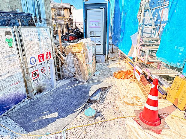 【駐車場】毎日の生活にマイカーが必須という方は、購入を検討する際、駐車場があることは大事な条件です。毎日の通勤や家族の送迎、買い物やお出かけなどクルマのある暮らしを満喫したい方は要チェック！…