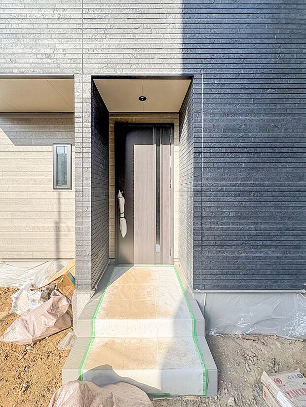 【玄関】家の顔となる玄関は、高いデザイン性が求められます。高級感と断熱性、防犯性に優れた玄関ドアを標準装備。ピッキング対策のセキュリティサムターン等、防犯に考慮しました。