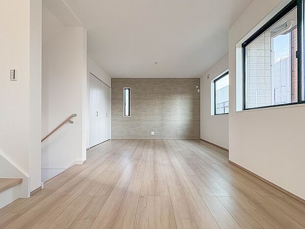 【LDK15.6帖】うららかな陽射しがどのお部屋にも降り注ぎますように、快適さを追求した間取設計。得難い立地環境での生活を恵みの豊かな永住の地へと変えてくれます。