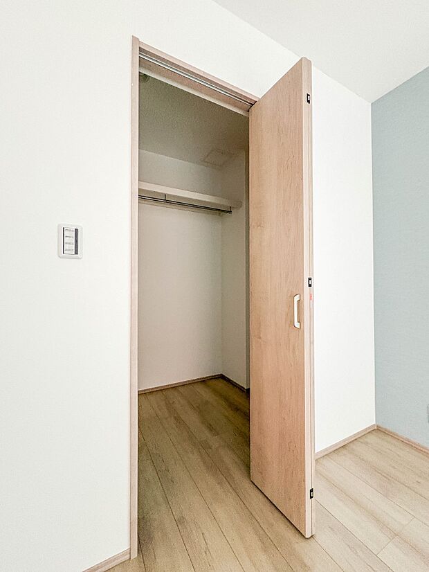 【WIC】WICのメリットの1つ目は、1箇所にまとめて収納が出来ること。2つ目は、衣替えが必要ないこと。3つ目は、扉が少なくなり室内がスッキリ見えること。