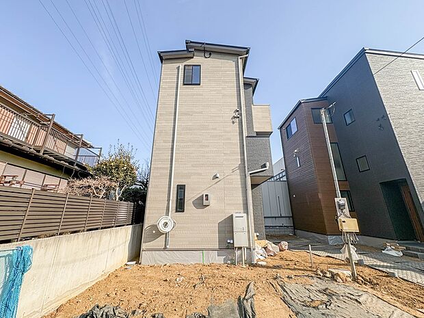 【外観】堂々たる趣ながら、主張し過ぎずどこか余裕を感じさせるシャープなフォルムで佇む邸宅は、晴天の空と照らし合わせる事で、本来あるべき完成形の姿を見せてくれます。