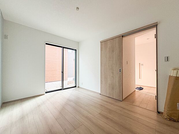 【洋室6帖】充実した生活は伸びやかな居室空間から始まります。快適に・伸びやかに。心の潤いを求める方々へ。