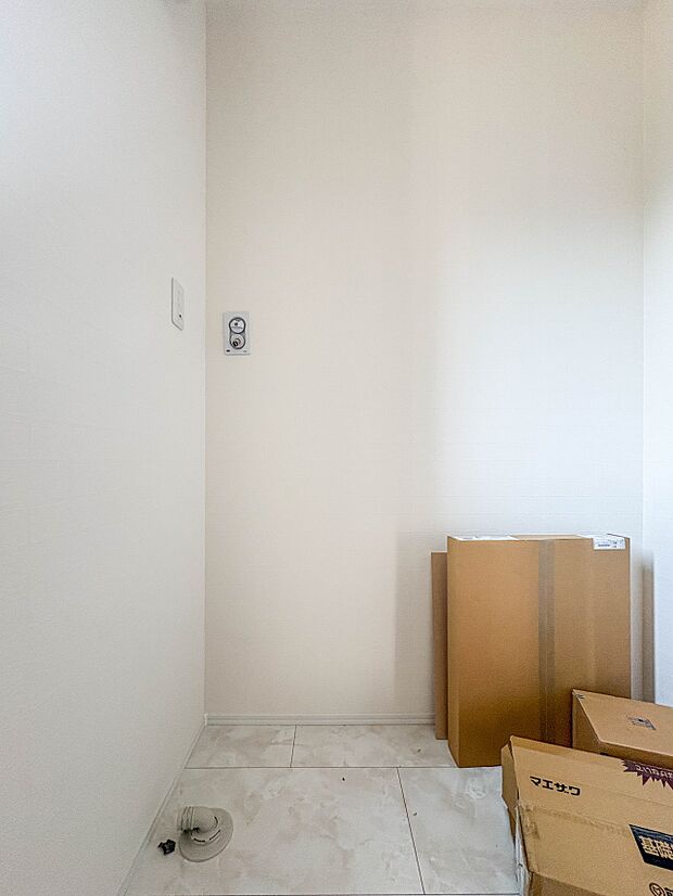 【ランドリースペース】毎日使う洗濯機。しっかりと奥行きのある置き場が確保されています。