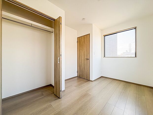 【子供部屋5.2帖】お子様のお部屋にぴったりなクロークを備えたフローリング仕様の洋室です。