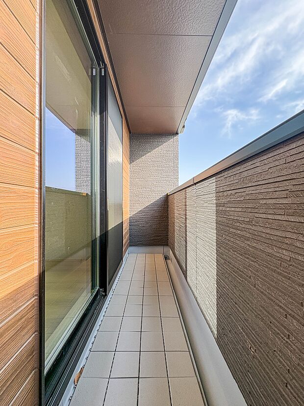 【バルコニー】  朝の澄んだ空気や、夕方に吹く清々しい風を五感で感じられるバルコニー。屋外にあって、住まいの中でも本当の自然を感じられるスペースです。