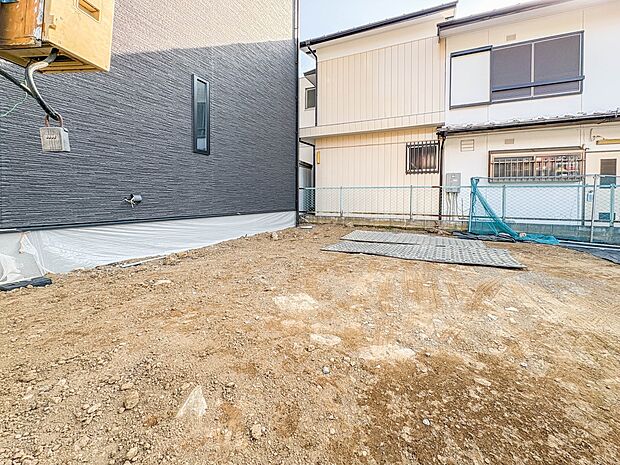 【駐車場】毎日の生活にマイカーが必須という方は、購入を検討する際、駐車場があることは大事な条件です。毎日の通勤や家族の送迎、買い物やお出かけなどクルマのある暮らしを満喫したい方は要チェック。…