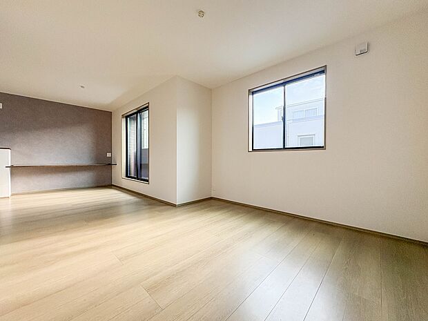 【LDK15.6帖】爽やかな日差しが差し込む明るいリビングです。