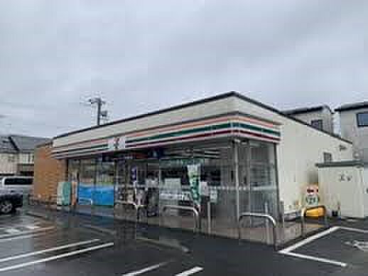 コンビニ 726m セブンイレブン浦和瀬ヶ崎店(セブンイレブンは近くて便利を掲げています。近くとは、心の近さ。便利とはモノが期待以上の品質でお客さまに届くこと。セブン銀行など新しいサービスを…