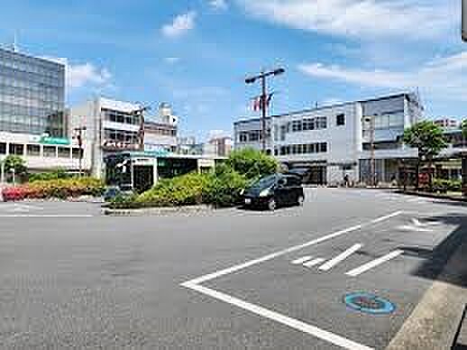 駅 1760m 北浦和駅(京浜東北線の停車駅です。駅の広いスペースのターミナルからは、教育機関方面、さいたま市立病院方面へ、バスによる運行が繁盛に行われています。交通の重要な中継地点として利…
