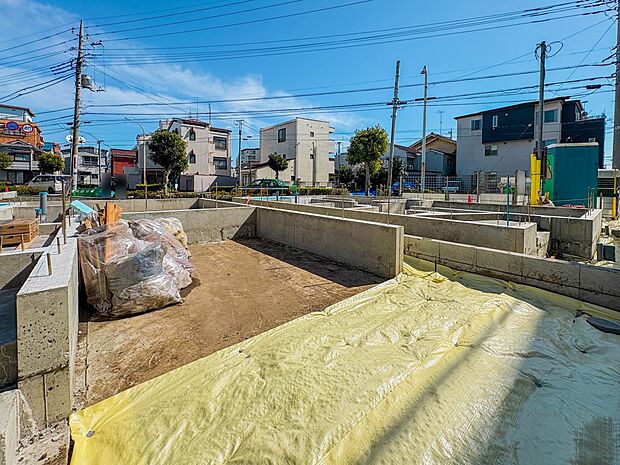 【外観】堂々たる趣ながら、主張し過ぎずどこか余裕を感じさせるシャープなフォルムで佇む邸宅は、晴天の空と照らし合わせる事で、本来あるべき完成形の姿を見せてくれます。