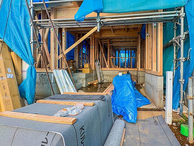 【駐車場】毎日の生活にマイカーが必須という方は、購入を検討する際、駐車場があることは大事な条件です。毎日の通勤や家族の送迎、買い物やお出かけなどクルマのある暮らしを満喫したい方は要チェック。…