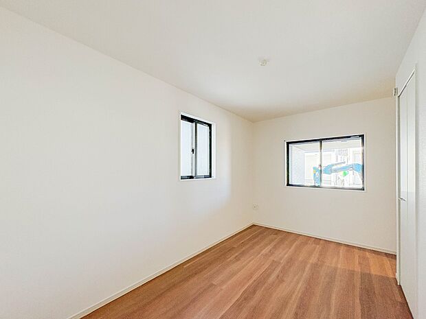 【子供部屋6.1帖】お子様のお部屋にぴったりなクロークを備えたフローリング仕様の洋室です。