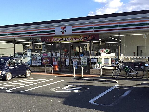 コンビニ 262m セブンイレブンさいたま下大久保店(セブンイレブンは近くて便利を掲げています。近くとは、心の近さ。便利とはモノが期待以上の品質でお客さまに届くこと。セブン銀行など新しいサー…