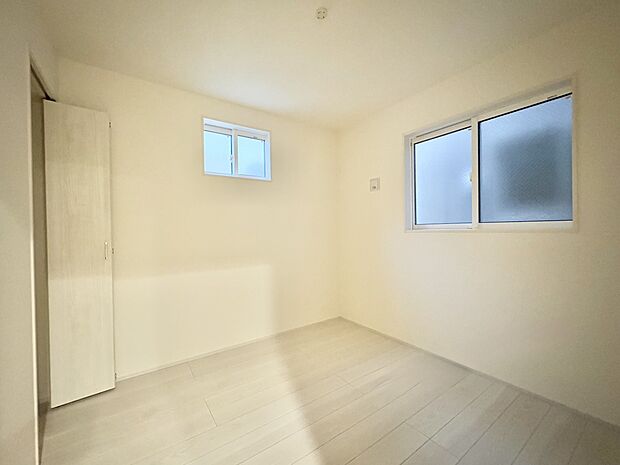 【子供部屋】お子様のお部屋にぴったりなクロークを備えたフローリング仕様の洋室です。