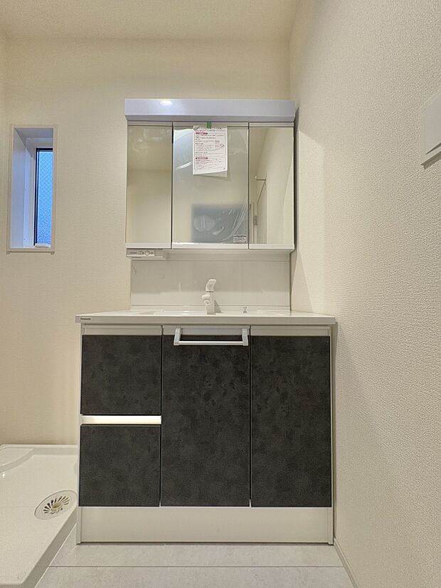 【洗面台】 十分な大きさの洗面台は、身だしなみチェックや歯磨きなど、朝の慌ただしい時間でもホテルライクなスペースで余裕とゆとりを感じて頂けます。