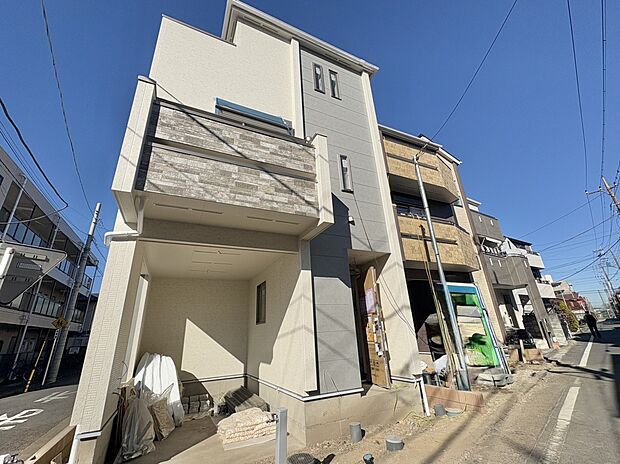 【外観】家族の温かさと陽光の暖かさ、楽しい毎日と明るい未来を予感させる「空間が織り成すひとつ先の住み心地」を演出します。