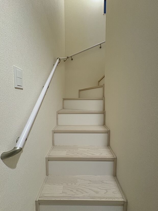 【手すり付き階段】手すりがないと階段の昇り降りで危険なことはもちろん、壁に手をつきながら歩くことで壁紙が汚れやすくなります。すべての方に快適に昇り降りしていただくため、手すりを設置しました。…