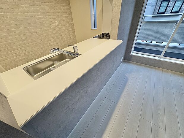 【ダイニングキッチン】会話でホッとコミュニケーションできるリビング。料理でホッとハピネスになるキッチンなど。人をホッとさせる最新設備・仕様を採用しています。