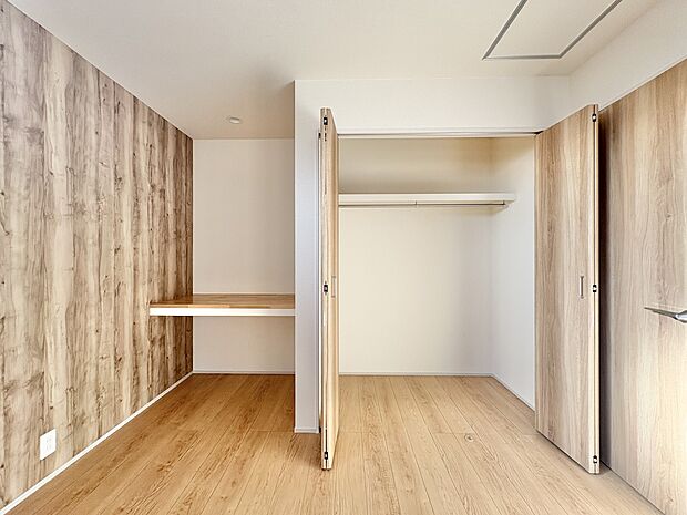 【子供部屋】お子様のお部屋にぴったりなクロークを備えたフローリング仕様の洋室です。