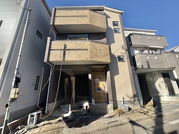 【外観】家族の温かさと陽光の暖かさ、楽しい毎日と明るい未来を予感させる「空間が織り成すひとつ先の住み心地」を演出します。