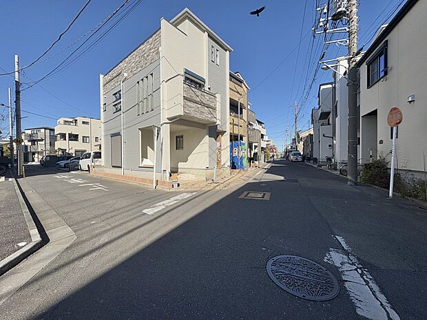 【前面道路】車の通行が少ないので、静かな住環境を維持することができます。