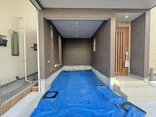 【駐車場】毎日の生活にマイカーが必須という方は、購入を検討する際、駐車場があることは大事な条件です。毎日の通勤や家族の送迎、買い物やお出かけなどクルマのある暮らしを満喫したい方は要チェック。…