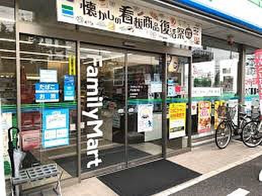 コンビニ 441m ファミリーマート戸田喜沢店(ファミリーマートの強さは、少量のお惣菜を売るファミデリカとドラッグストアと組んだコラボ。サラダを中心にしたヘルシー食材が充実のコンビニです。)…
