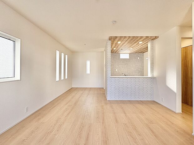 【リビングダイニング】シンプルなデザインの家は風情がある。住む人のこだわりを感じる。外観も内装もいたってシンプル。居心地がよく、家事や趣味、子育てなどにも集中できる。家も人間も熟成するほどシ…