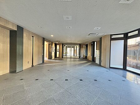 【エントランス】その住居の第一印象となるのがエントランスホールです。訪問されたお客さまをやさしくお迎えします。エントランスホールは、いわば住居の顔です。
