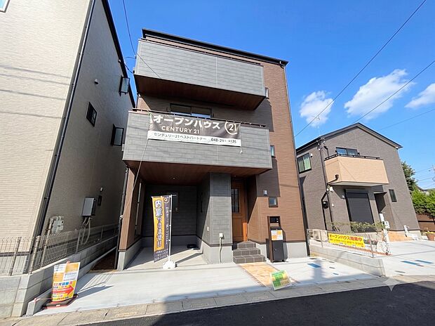 【玄関】家の顔となる玄関は、高いデザイン性が求められます。高級感と断熱性、防犯性に優れた玄関ドアを標準装備。ピッキング対策のセキュリティサムターン等、防犯に考慮しました。