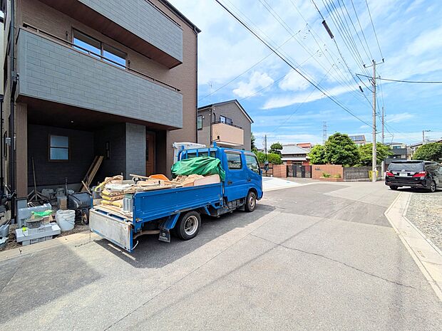 【Frontal road-前面道路-】  静かな通りに面した本物件は、落ち着いて暮らすことができます。  閑静な住宅街で比較的車の通りも少ないのでお子様も安心です。