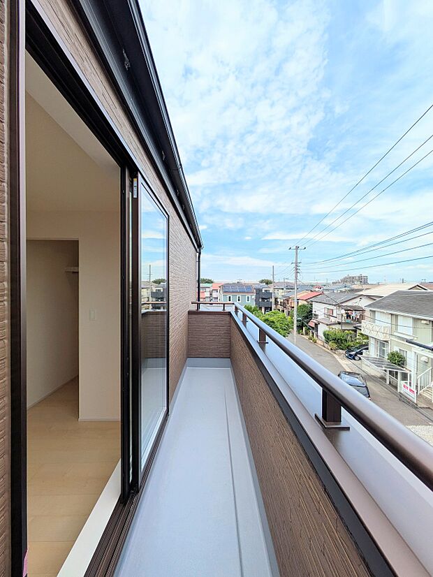 朝の澄んだ空気や、夕方に吹く清々しい風を五感で感じられるバルコニー。屋外にあって、住まいの中でも本当の自然を感じられるスペースです。