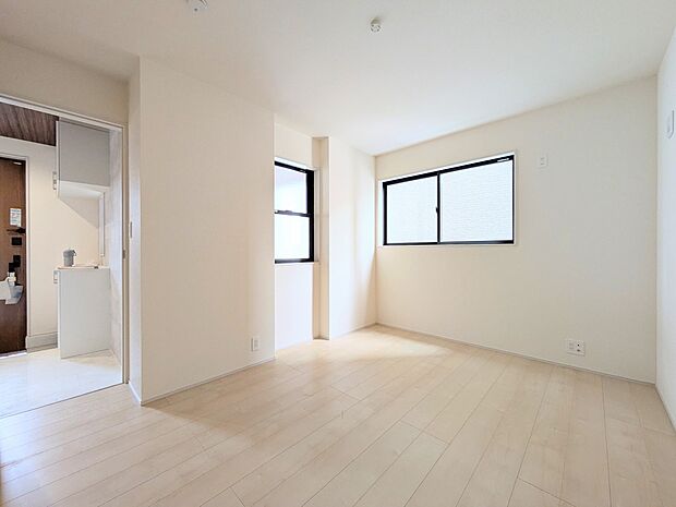 シンプルなデザインの家は風情がある。住む人のこだわりを感じる。外観も内装もいたってシンプル。居心地がよく、家事や趣味、子育てなどにも集中できる。家も人間も熟成するほどシンプルになっていくよう…