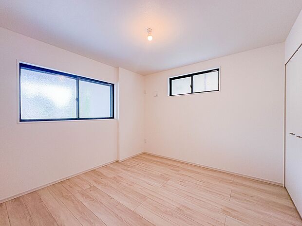 【寝室6.5帖】シンプルな内装はおしゃれのポイントです。シンプルは華美より飽きがこないからです。色や模様でおしゃれ感をだす。それがシンプルイズビューティーです。
