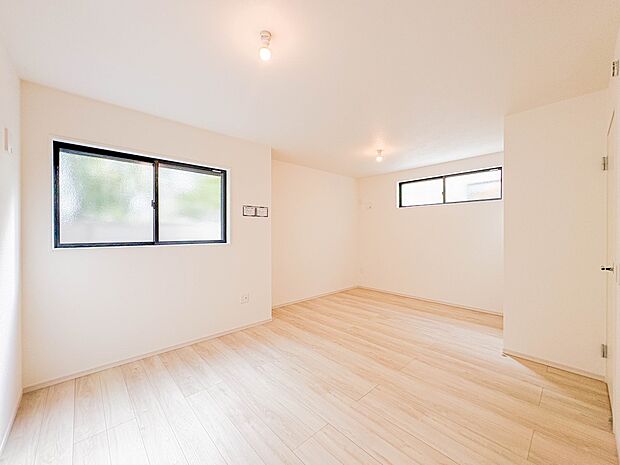 【子供部屋5.3帖】お子様のお部屋にぴったりなクロークを備えたフローリング仕様の洋室です。