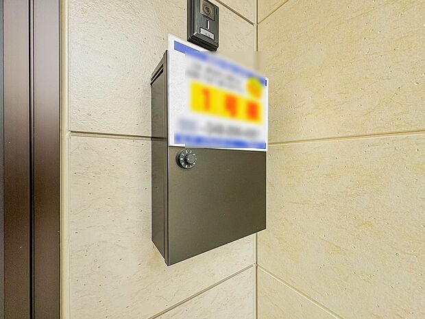 郵便ポストとインターフォンです。便利な外水栓も重要なポイントです。