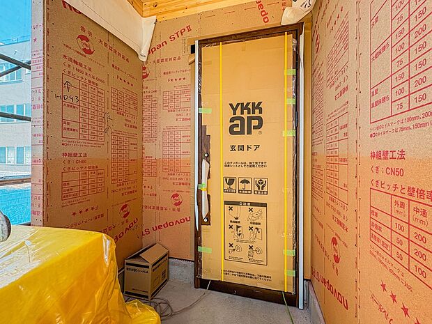 【玄関】家の顔となる玄関は、高いデザイン性が求められます。高級感と断熱性、防犯性に優れた玄関ドアを標準装備。ピッキング対策のセキュリティサムターン等、防犯に考慮しました。