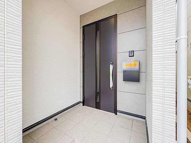 【玄関】家の顔となる玄関は、高いデザイン性が求められます。高級感と断熱性、防犯性に優れた玄関ドアを標準装備。ピッキング対策のセキュリティサムターン等、防犯に考慮しました。