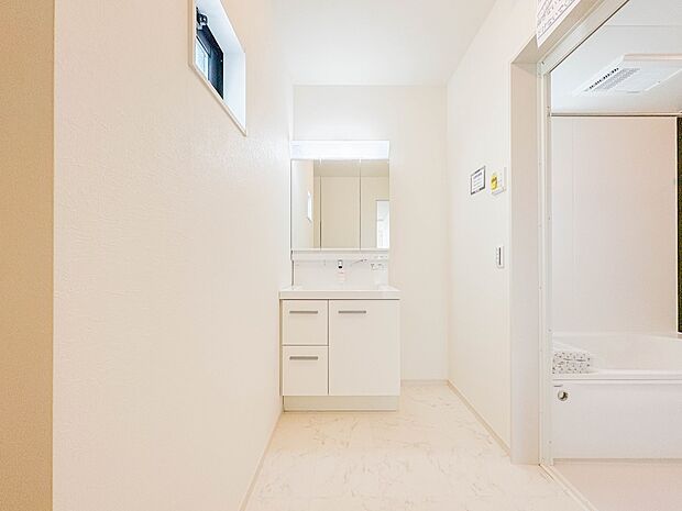 【洗面台】 十分な大きさの洗面台は、身だしなみチェックや歯磨きなど、朝の慌ただしい時間でもホテルライクなスペースで余裕とゆとりを感じて頂けます。