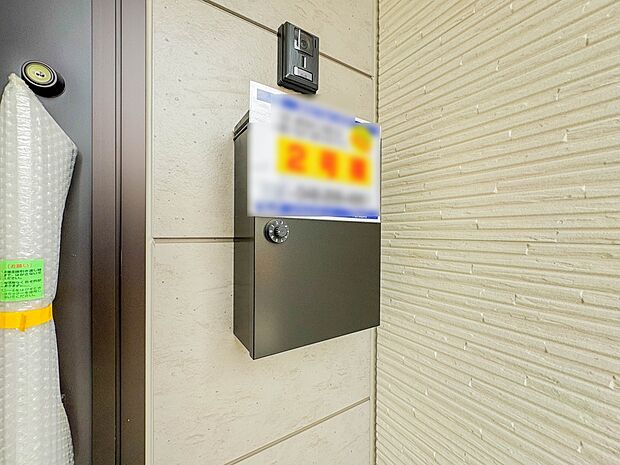 郵便ポストとインターフォンです。便利な外水栓も重要なポイントです。