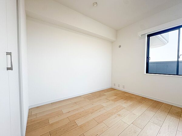 【子供部屋】たっぷりの収納も配備、片付いた空間。陽光も明るく開放的な空間が魅力的