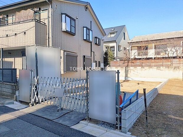 【外観】堂々たる趣ながら、主張し過ぎずどこか余裕を感じさせるシャープなフォルムで佇む邸宅は、晴天の空と照らし合わせる事で、本来あるべき完成形の姿を見せてくれます。