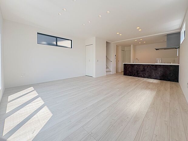 【リビングダイニング　18.5帖】シンプルなデザインの家は風情がある。住む人のこだわりを感じる。外観も内装もいたってシンプル。居心地がよく、家事や趣味、子育てなどにも集中できる。家も人間も熟…